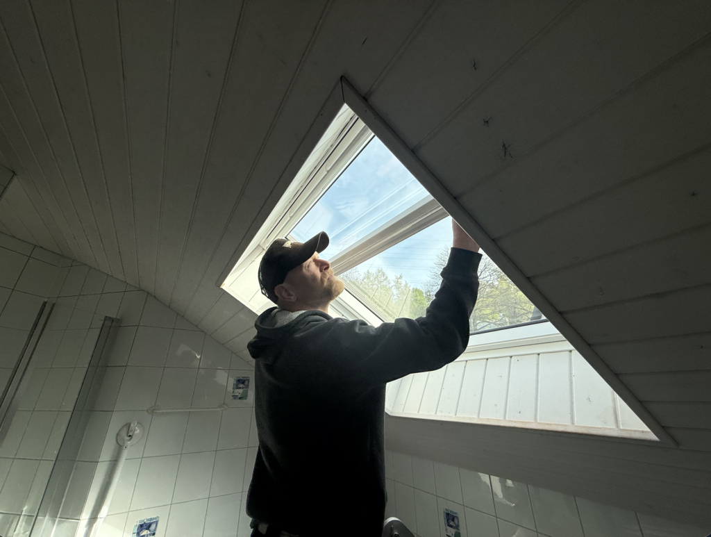 Badet Fenêtre de Toit - Pose de stores, moustiquaires et volets roulants VELUX® en Suisse romande