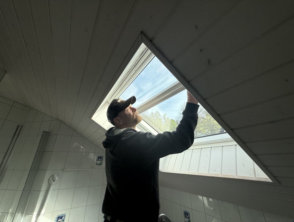 Badet Fenêtre de Toit - Pose de stores, moustiquaires et volets roulants VELUX® en Suisse romande